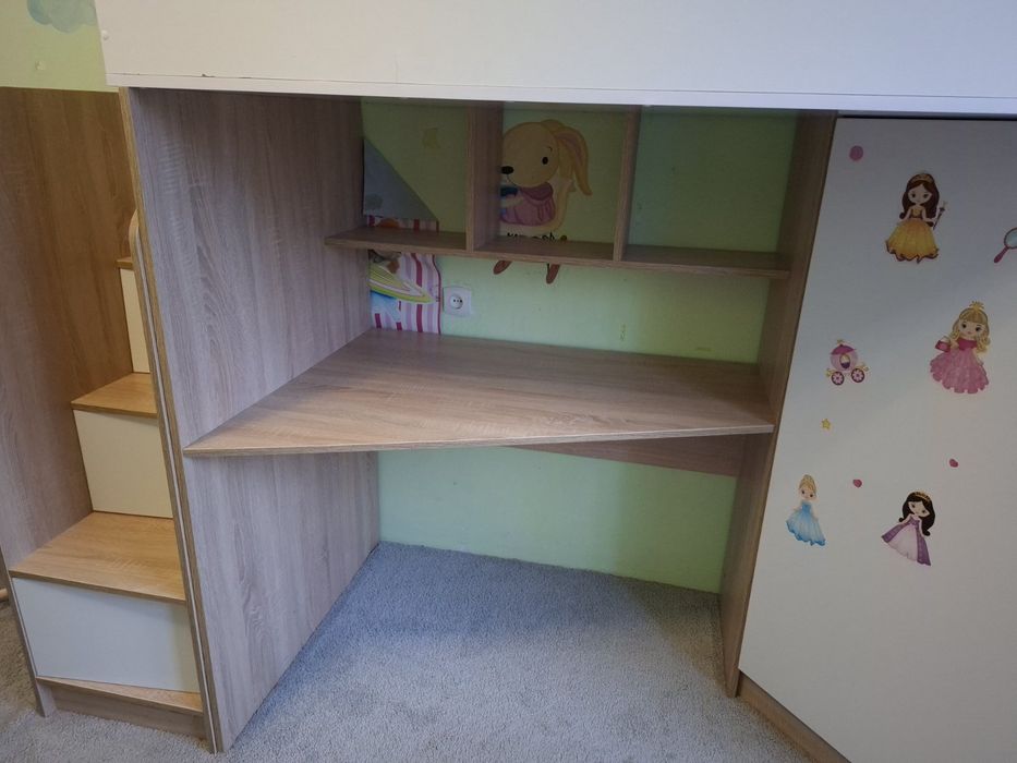 Двох ярусне ліжко, зі столом внизу.