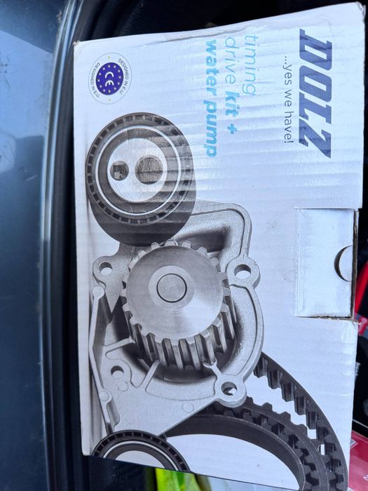 Новый комплект ГРМ с помпой DOLZ + ремень Dayco 941048 (1.6 HDi / TDCi)