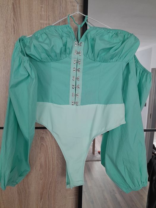 Śliczne body damskie z długim rękawem Prettylittlething