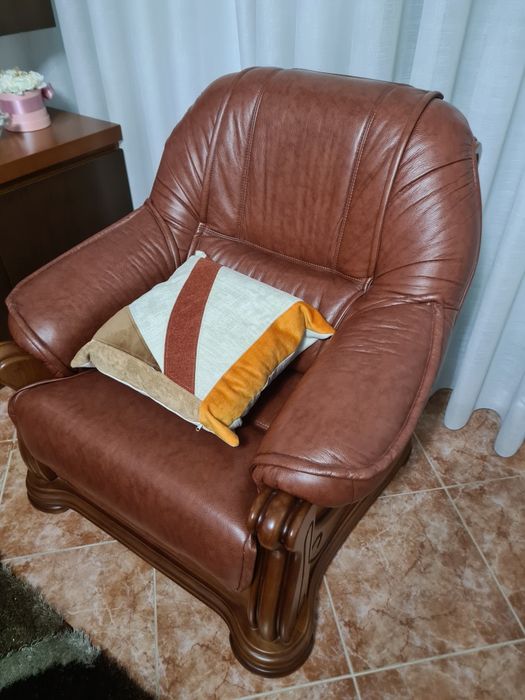 Sofá em castanho, revestido a pele