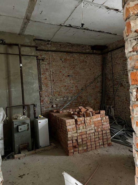 комерційне приміщення вільного призначення площею 563 кв.м.