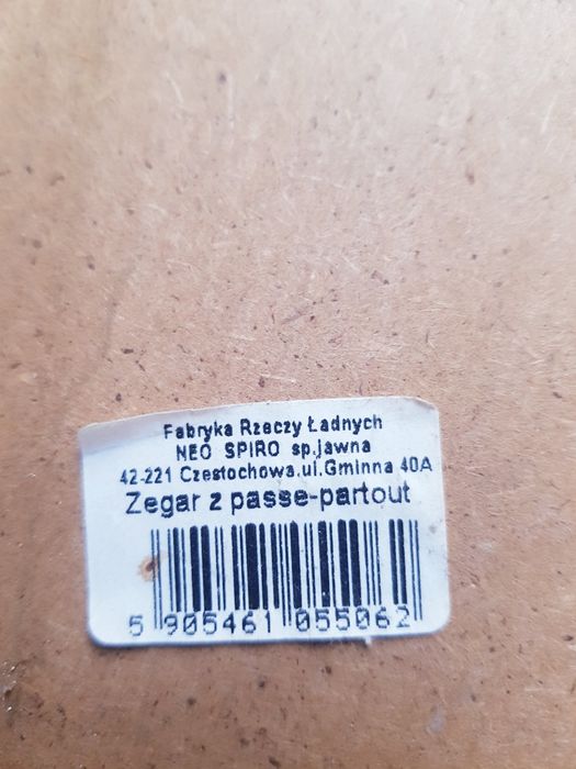 Zegar ścienny w drewnianej oprawie marki Neo Spiro