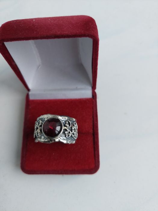 Мужское серебряное кольцо с гранатом
