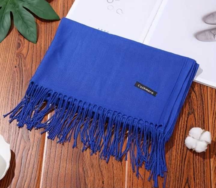 Piekny nowy dlugi kobaltowy szalik na wiosne wiosenny