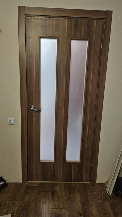 Міжкімнатні двері від забудовника. Внутрішній розмір рами  780 × 1960.