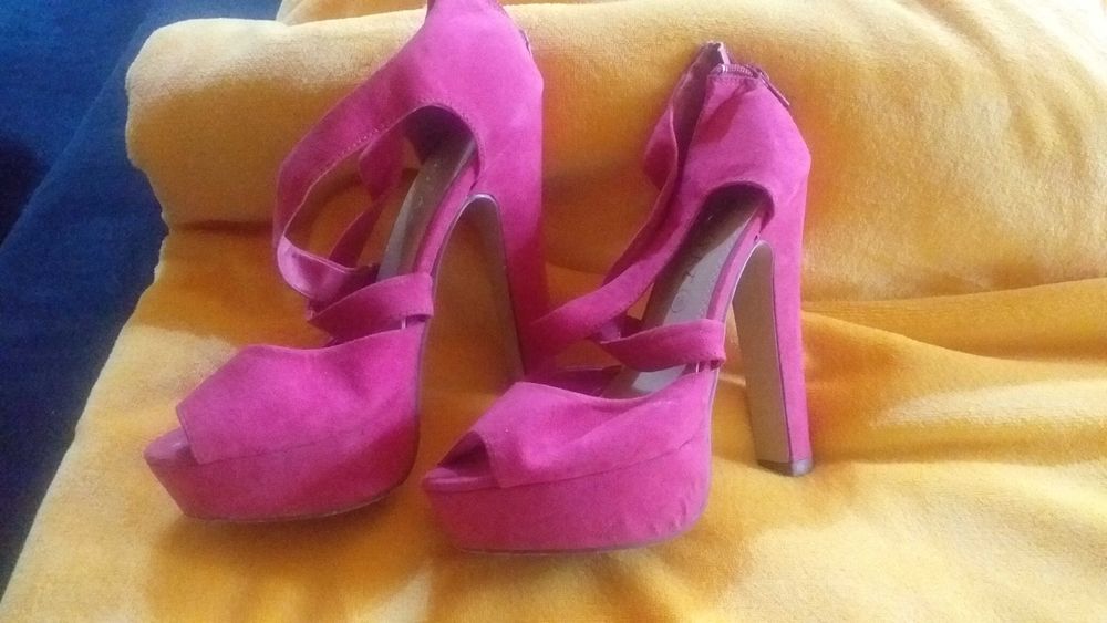 3 pares de sandálias em bom estado