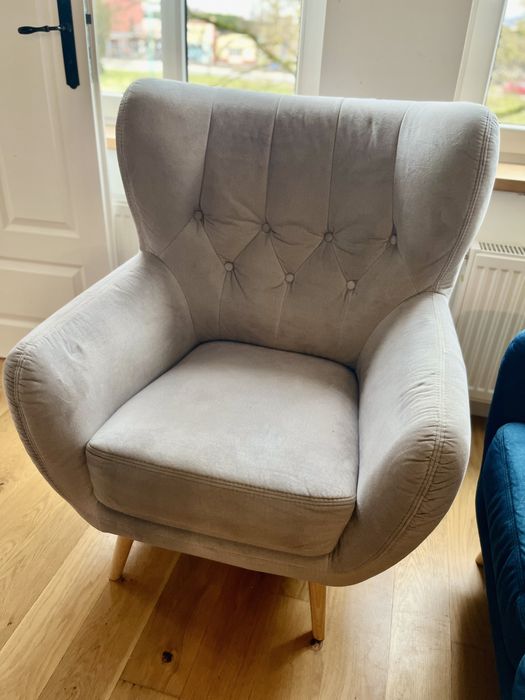 Granatowa sofa, szary fotel