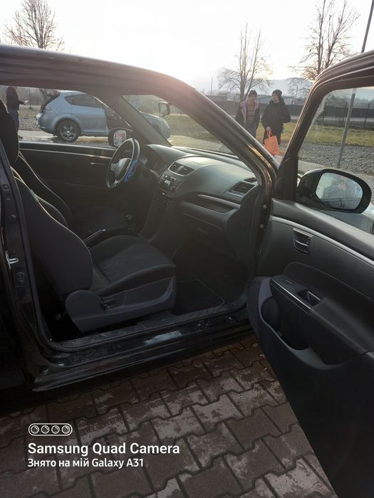 Машина Suzuki Swift 2014p