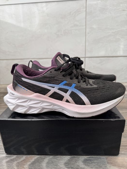 Жіночі кросівки Asics у чорному кольорі