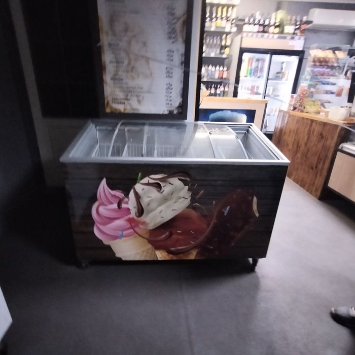 Терміново продам Холодильну вітрину Голд