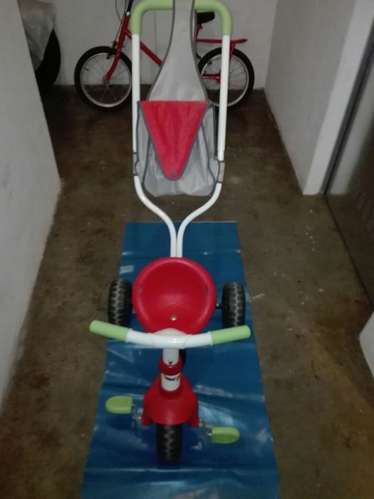 Triciclo para empurrar ou pedalar