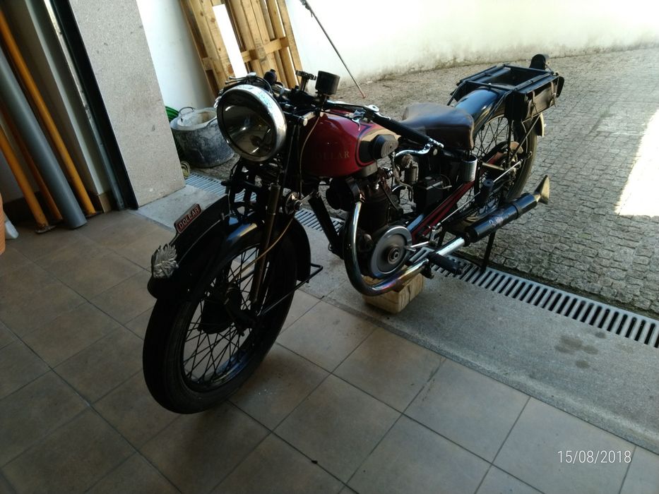 Moto Dóllar clássica antiga com matrícula da época nacional
