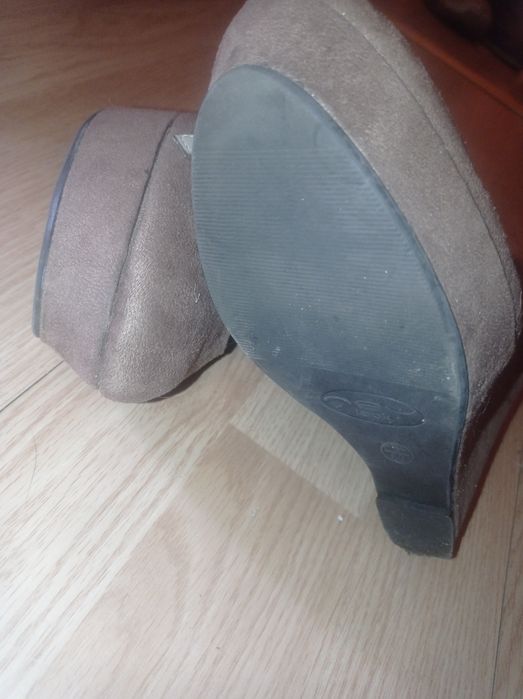 Botki na wysokim koturnie