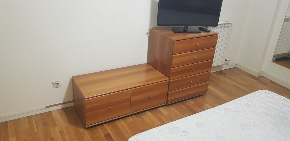 Cama de casal e moveis de quarto