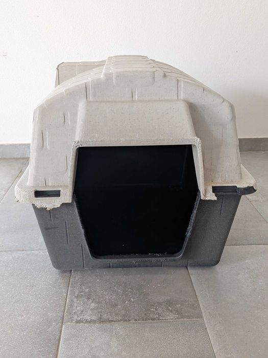 Casota para cão em plástico resistente – Exterior (Em Óbidos)