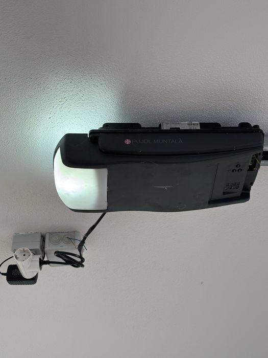 Portão de garagem com motor