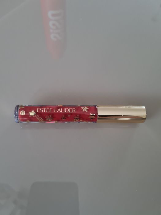 Estee Lauder błyszczyk do ust Ruby Quartz.