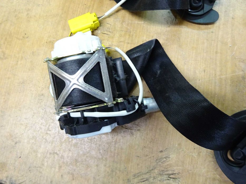 Pas bezpieczeństwa prawy przód przedni VW Passat B6