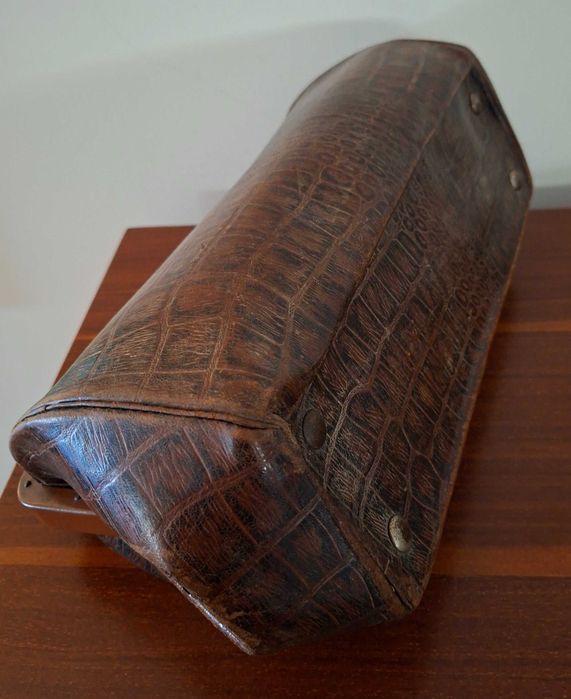 Mala antiga de médico em pele