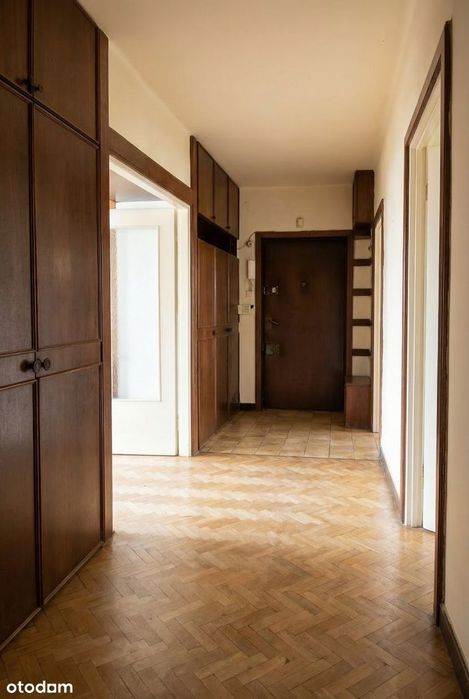 4 pokoje w kameralnym budynku. Dwustronne. Balkon
