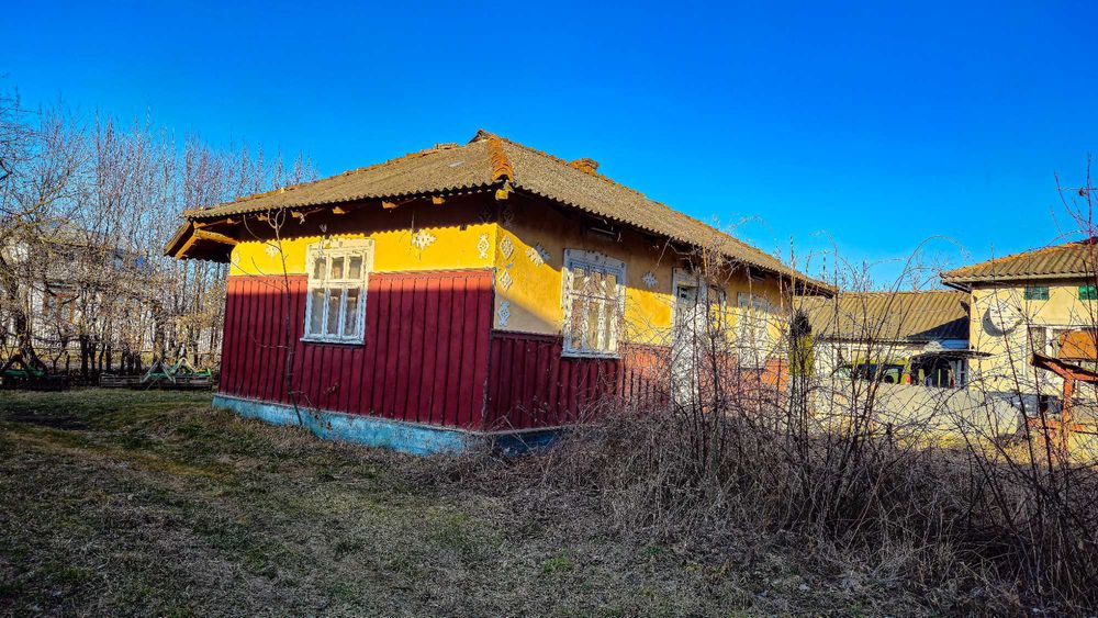 Продається будинок з ділянкою в селі Рожнів.