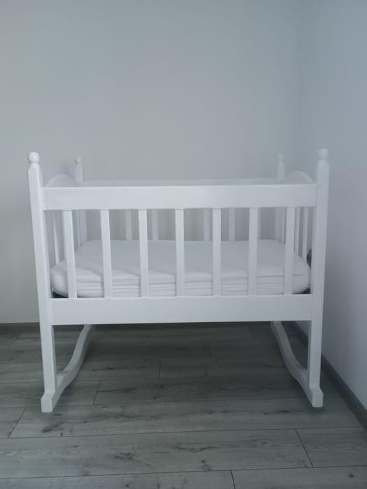 Дитяче ліжечко-колиска