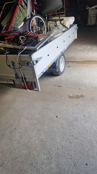 À venda um reboque que está como novo 250x146