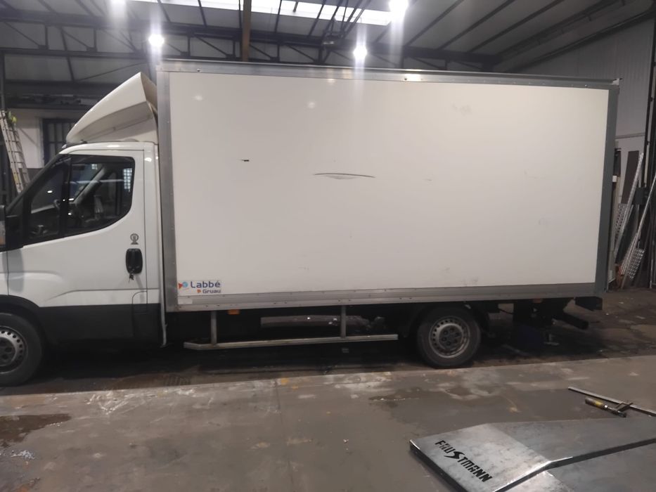 Kontener z windą iveco daily 4100mm rozstaw max 430x210x215 cm