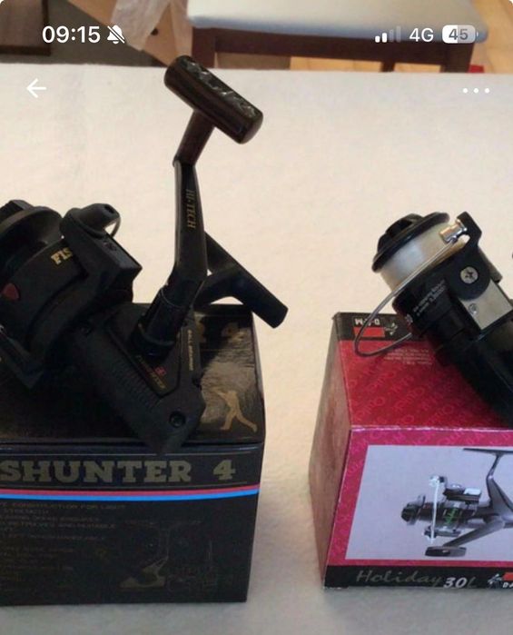 Canas de pesca, carretos e lanterna magnética