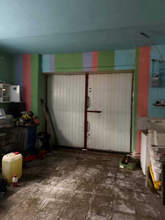 Продаж просторого будинку з ремонтом, автономією та гаражем у будівлі!