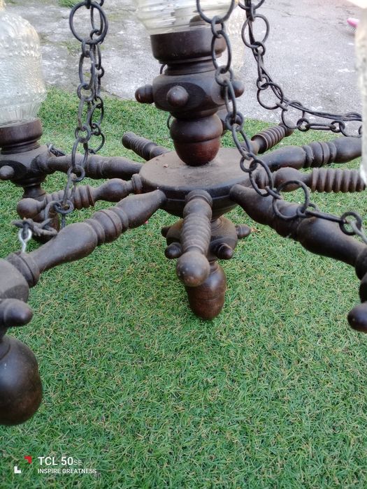 Candeeiro de teto muito antigo com seis globos.