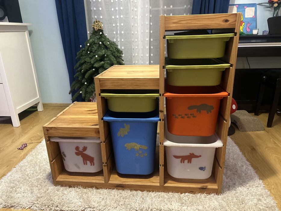 Drewniany Regał z pojemnikami