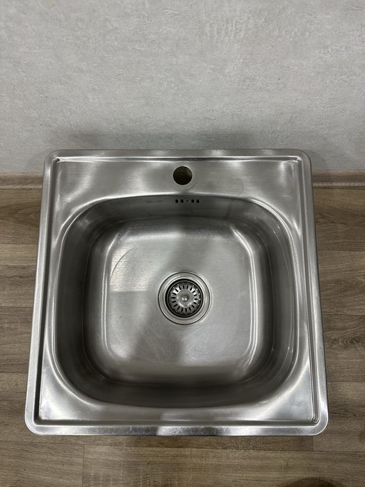 Кухонна мийка з нержавіючої сталі