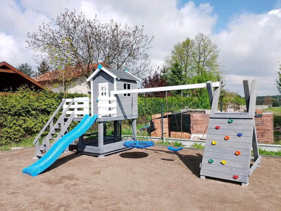 Drewniany domek dla dzieci, plac zabaw