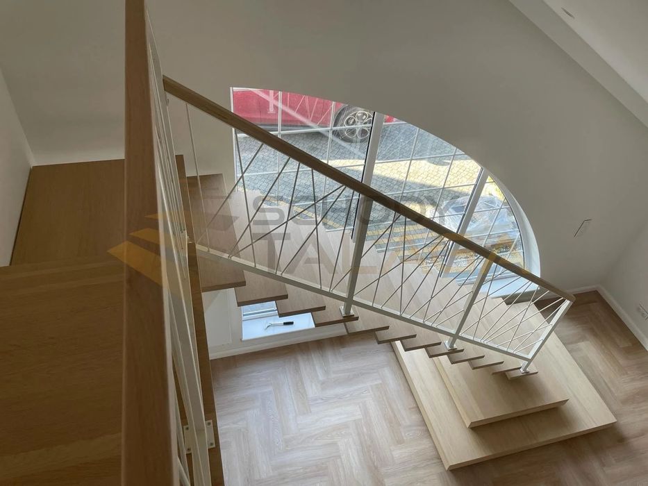 Schody metalowe, stalowe, na konstrukcji, samonośne.