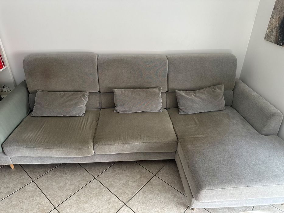Sofá de três lugares e chaise longue