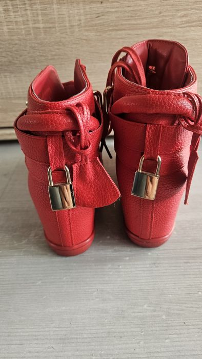 Czerwone sneakersy skórzane