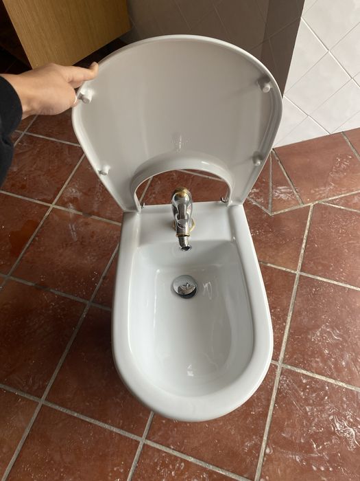 Bidé da marca Valadares com torneira