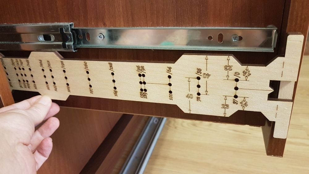 Шаблон для разметки под мебельные направляющие выдвижных ящиков.