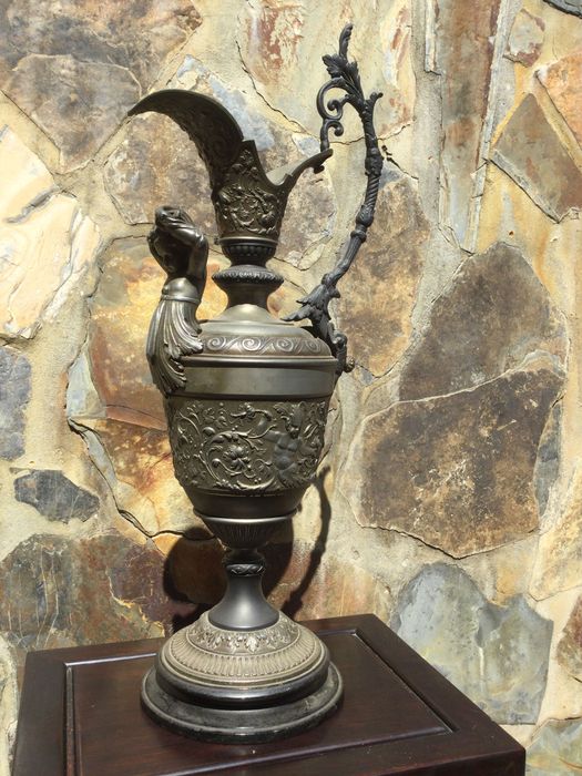 Jarrão em metal do séc XIX Anjos e Mascarões 59 centímetros 5,8 kg