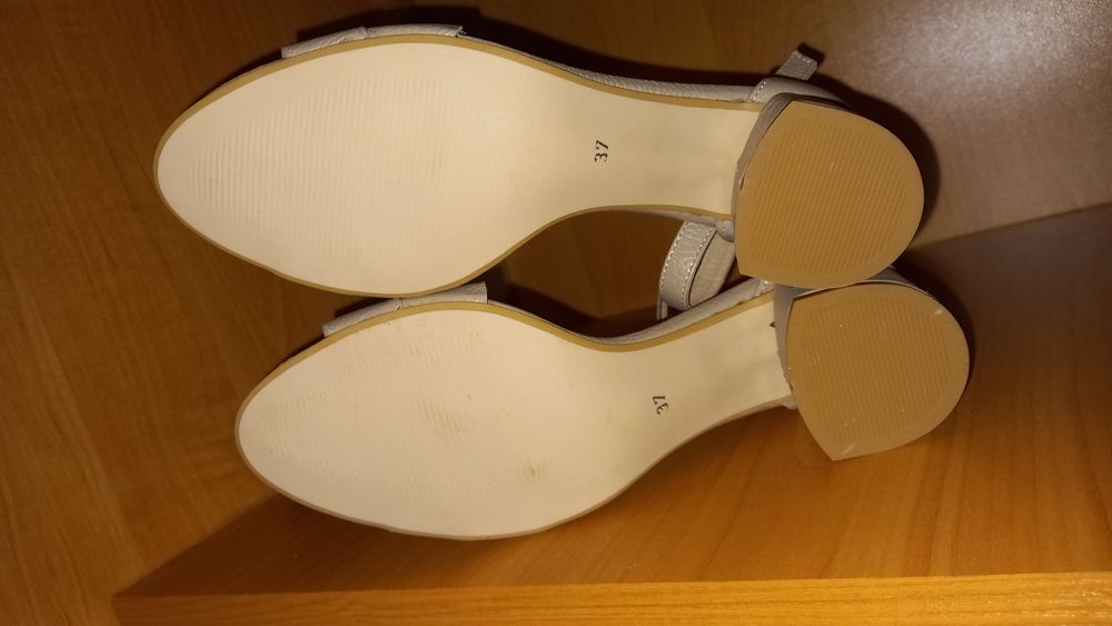 Кожаные босоножки