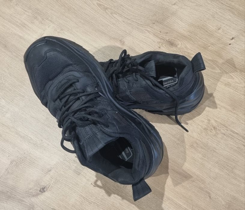Buty sneakersy na grubej podeszwie czarne Bershka