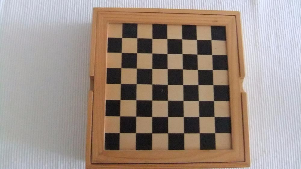 Tabuleiro/estojo para vários jogos - Xadrês, Damas, Dominó, Pocker...