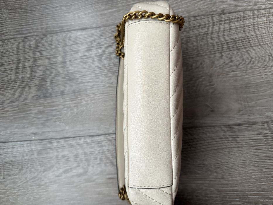 Сумка Guess молочна