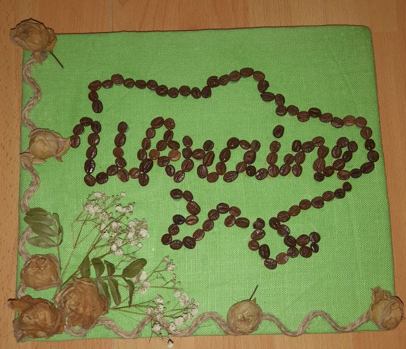 Картина з кави і квітів