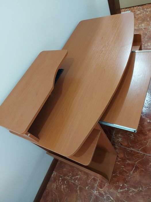 Secretária com espaço de arrumação