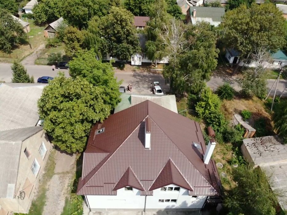 Двоповерхова комерційна будівля в центрі Шишак