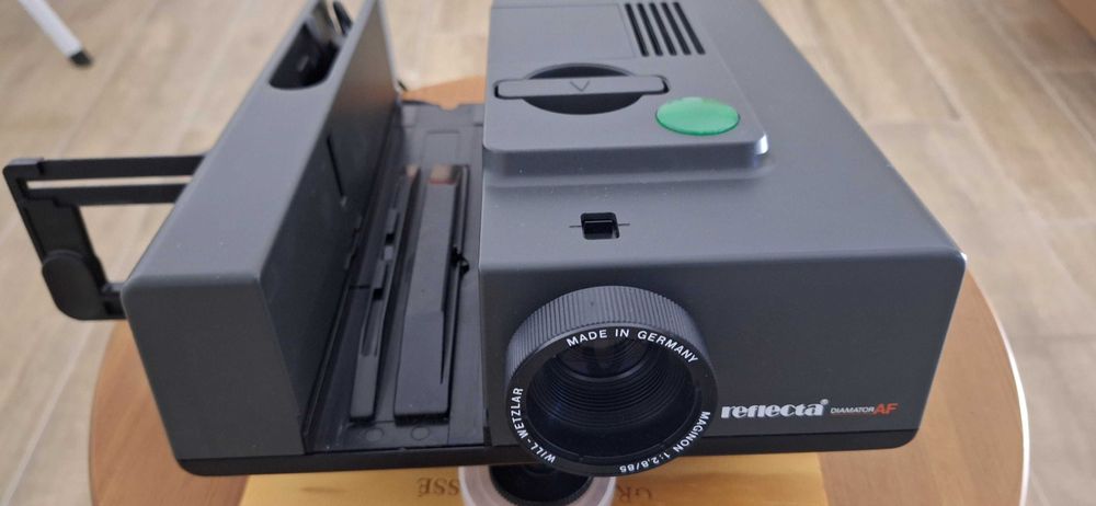 Projetor de diapositivos com ecrã telescópico