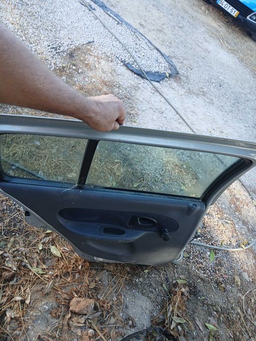 Portas completas com vidro a funcionar e outras peças Renault clio 2