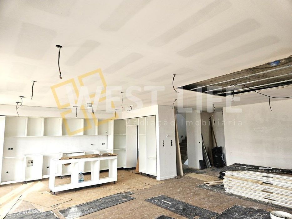 Moradia T4 com logradouro, terraço e piscina - NOVA